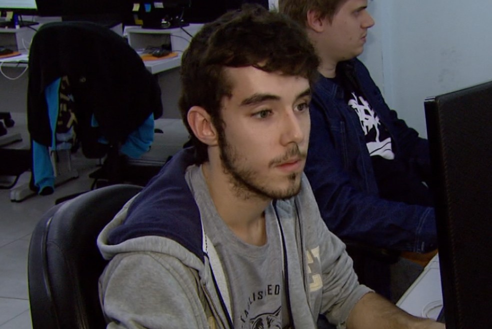 O coordenador de mídias Renan Faria de Mateus conseguiu estágio e foi promovido em empresa de São Carlos — Foto: Reprodução/EPTV