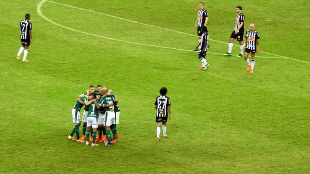 Jogadores do Palmeiras comemoram o segundo gol