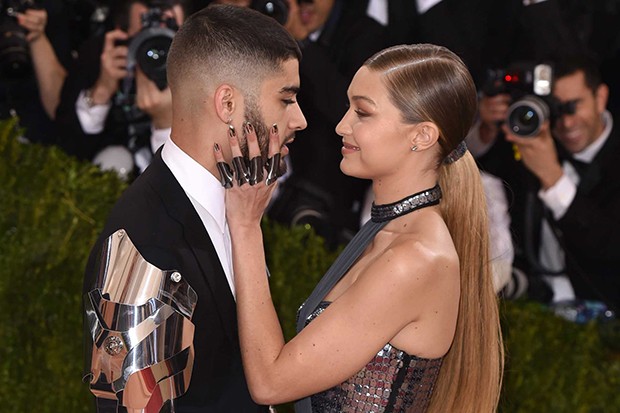 Gigi Hadid wore a Tommy Hilfiger Collection gown with silvered nails and a stripe in her hair topped with Lynn Bann rings. Her boyfriend Zayn Malik equipped his Versace suit with armoured sleeves (Foto: REX)