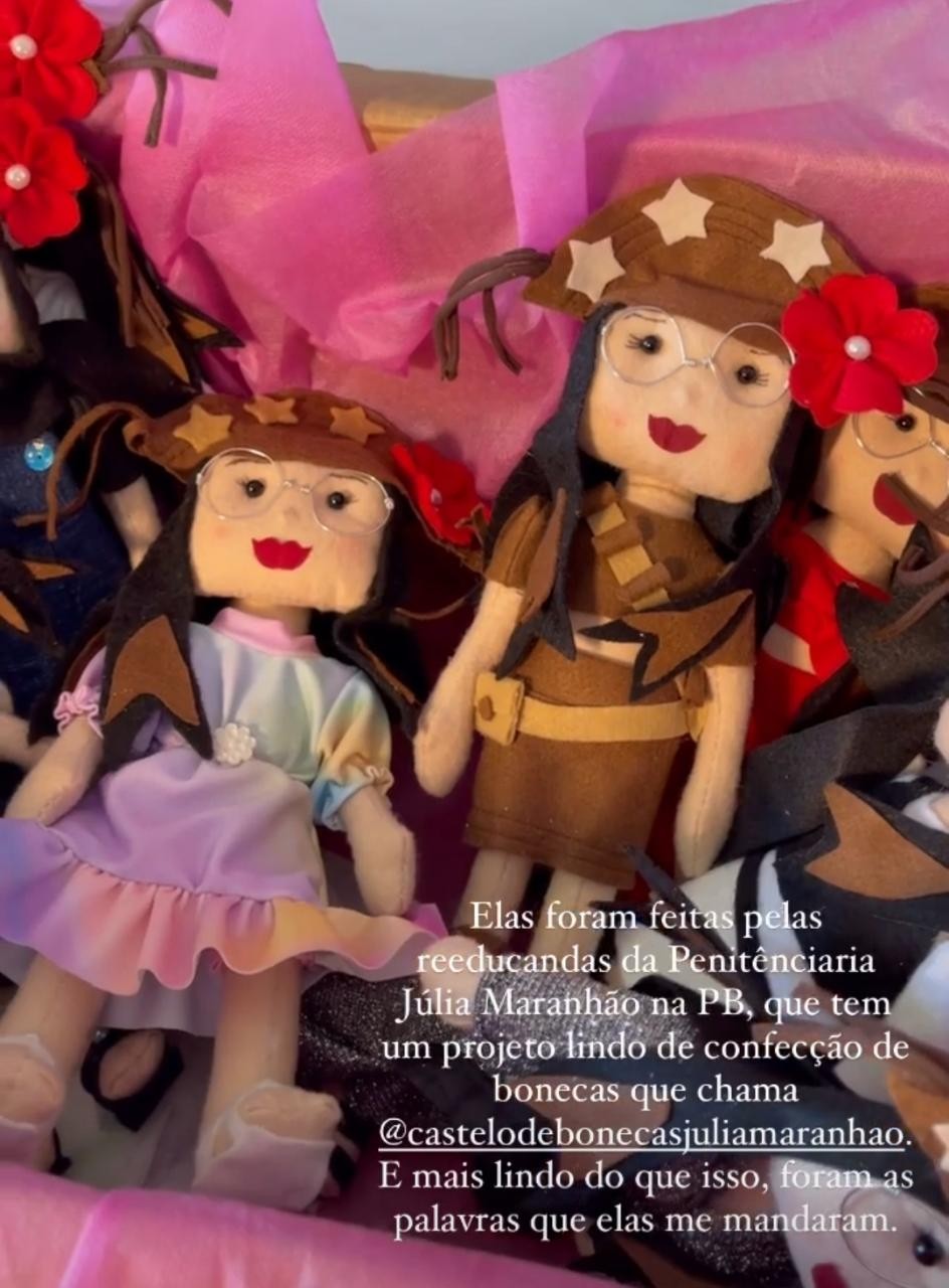 Juliette mostra bonecas inspiradas em seus looks (Foto: Reprodução/Instagram)