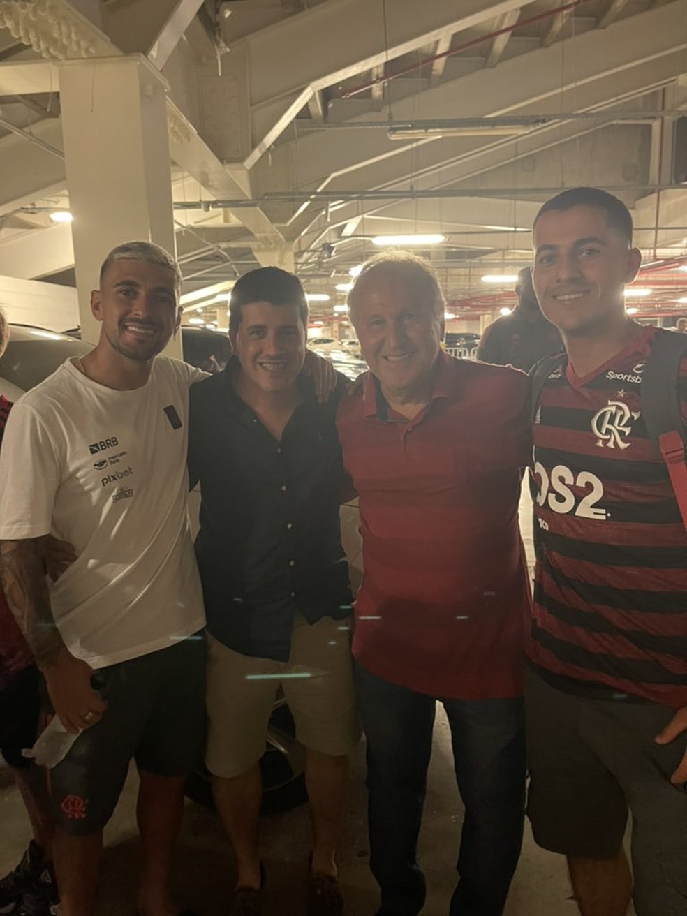 Arrascaeta tietou Zico na sa&iacute;da do Maracan&atilde; &mdash; Foto: Reprodu&ccedil;&atilde;o
