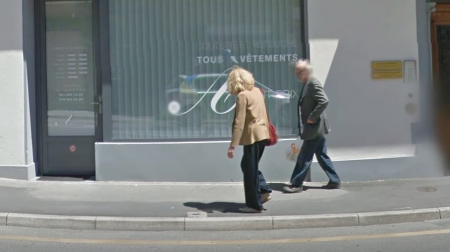 Registro do Google Street View mostra Jean-Luc Godard e a esposa Anne-Marie Miéville caminhando pela cidade de Rolle