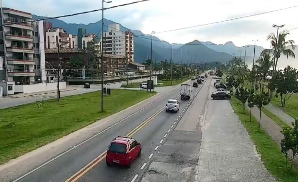 Rio-Santos: movimento é intenso em São Sebastião no sentido Ubautba; imagem mostra trecho do km 92, no Massaguaçu — Foto: Reprodução/ DER