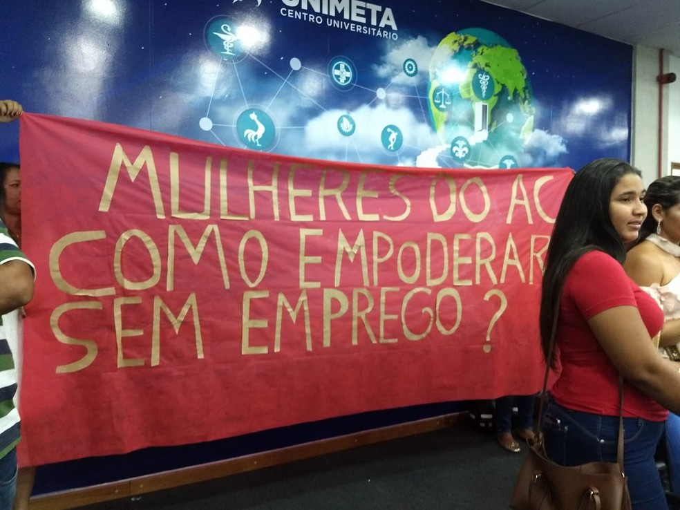 Grupo usou faixa para protestar contra o desemprego  — Foto: Aline Nascimento/G1