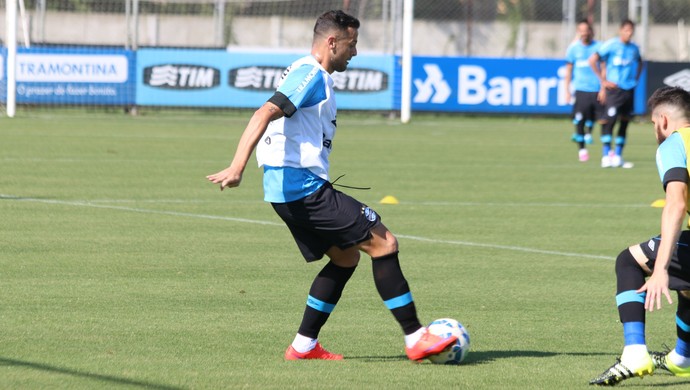 Sem Grohe, treino tem volta de Bobô e dicas de Roger a jovem Everton