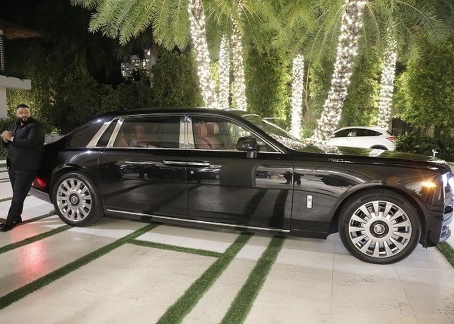 DJ Khaled ao lado de seu  Rolls Royce Phantom VIII