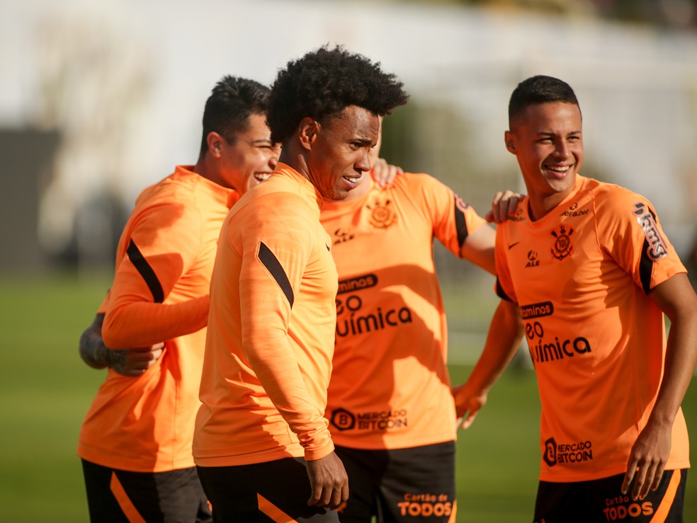 Roni, Willian e Matheus Araújo no treino do Corinthians desta terça-feira — Foto: Rodrigo Coca/Ag. Corinthians