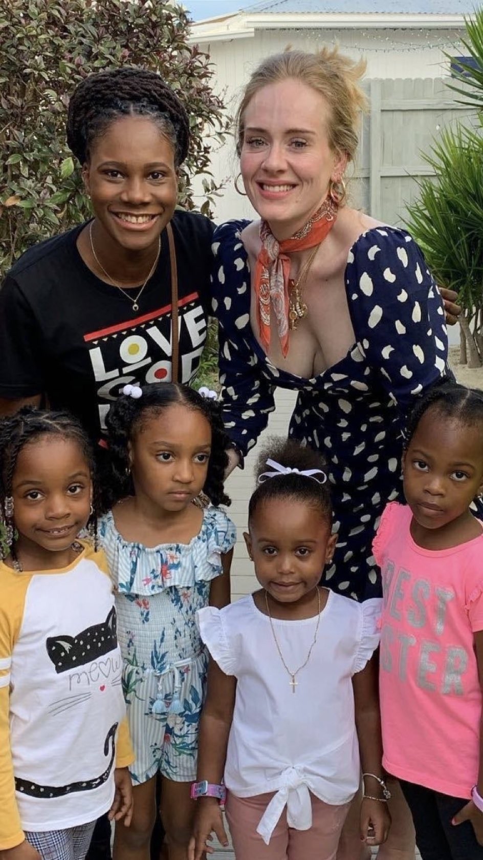 A cantora Adele com fãs durante sua viagem ao Caribe (Foto: Instagram)