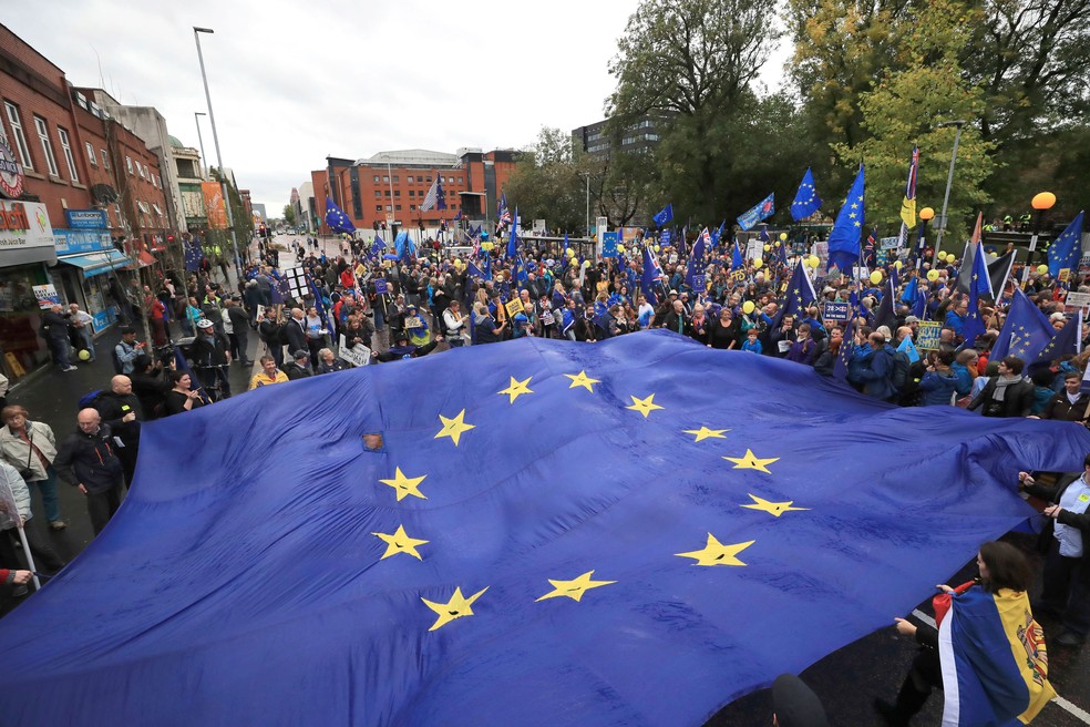 Manifestantes carregam a bandeira da União Europeia para protestar contra o Brexit, durante a realização da conferência do Partido Convervador, na cidade de Manchester (Foto: Peter Byrne/PA via AP)