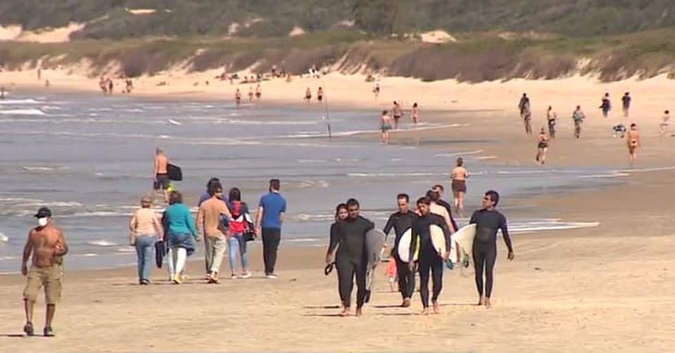 Banhistas foram às praias de Florianópolis, mesmo com proibição em decreto estadual  — Foto: NSC TV/Reprodução 