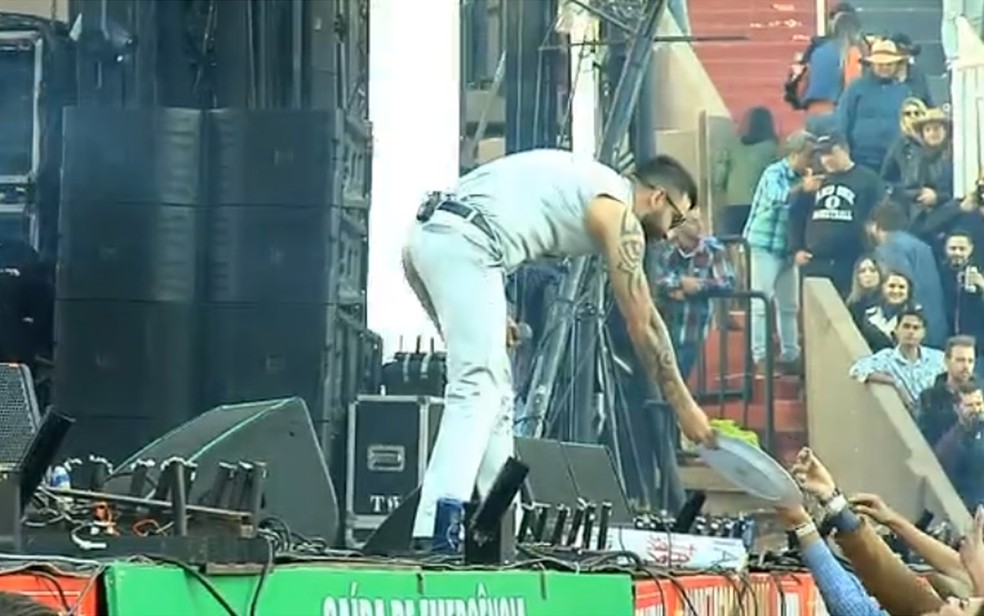 Gusttavo Lima Amanhece Pelo 3º Ano Seguido Na Arena De Barretos E Serve Ate Petisco Aos Fas Festa Do Peao De Barretos 2019 G1