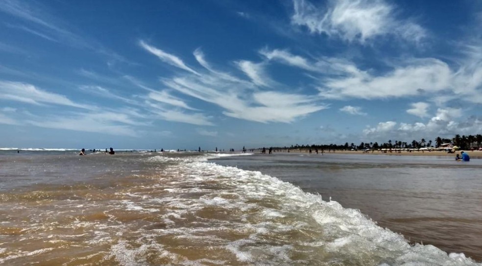 Praia Formosa é imprópria para banho, diz alerta da Adema