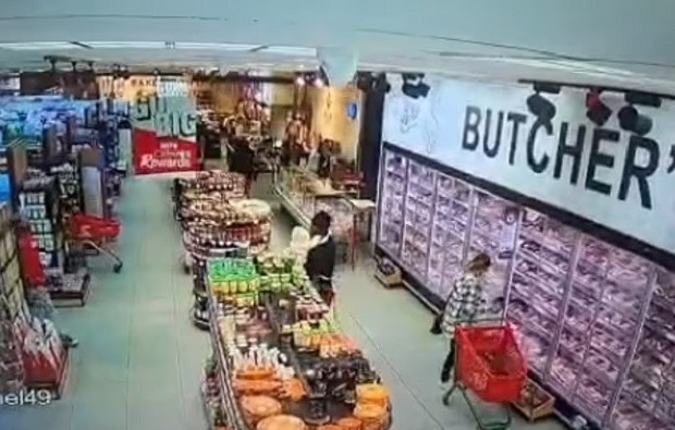 O funcionário tentou sequestrar a bebê de 8 meses, no supermercado (Foto: Reprodução/ Facebook)