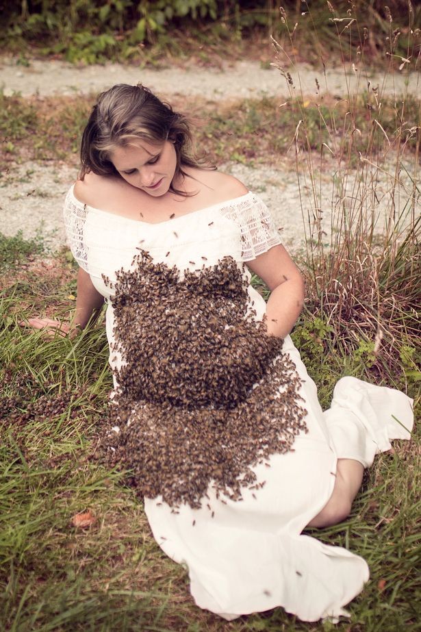 Emily escolheu um vestido longo para que as abelhas não entrasse em contato direto com sua barriga e pernas (Foto: Reprodução Facebook)