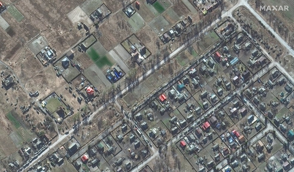 Esta imagem de satélite fornecida pela Maxar Technologies mostra o desdobramento de forças terrestres em Zdvyzhivka, noroeste de Kiev, Ucrânia, segunda-feira, 28 de fevereiro de 2022 — Foto: Satellite image ©2022 Maxar Technologies via AP