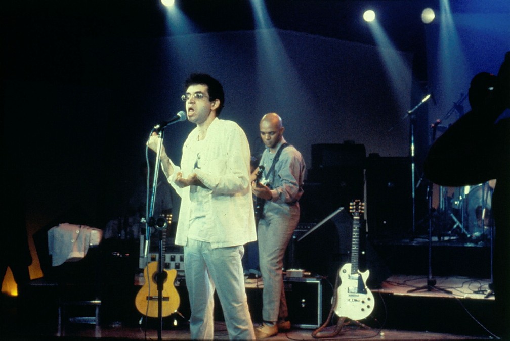 Renato Russo canta com o Legião Urbana no programa 'Chico & Caetano' em 1986 — Foto: Acervo Grupo Globo