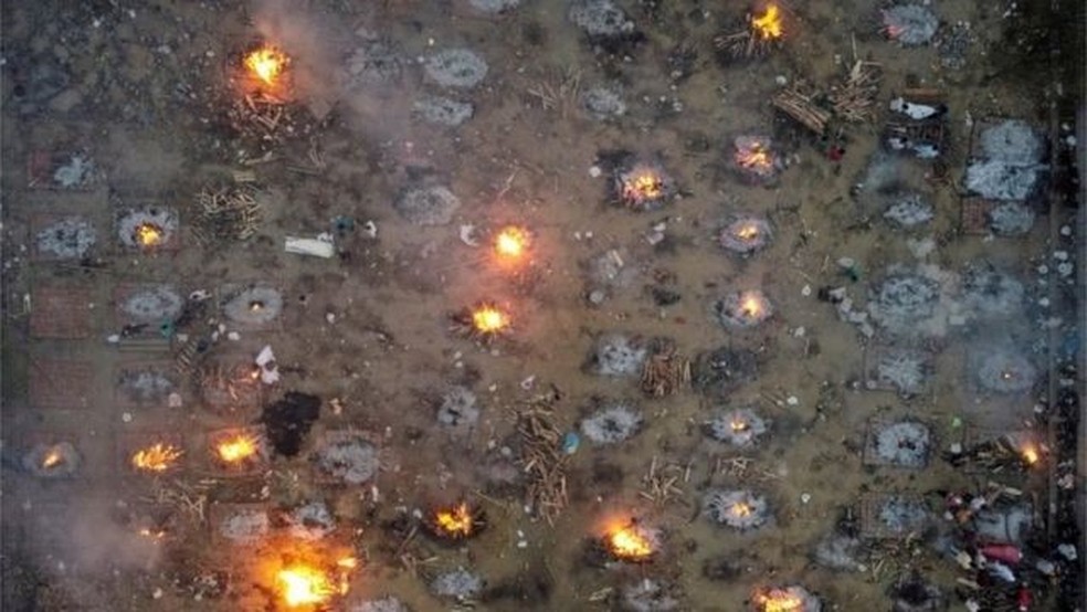 Cremação em massa de vítimas da Covid-19 em Nova Dhéli, em foto aérea de 22 de abril de 2021 — Foto: Reuters/Via BBC