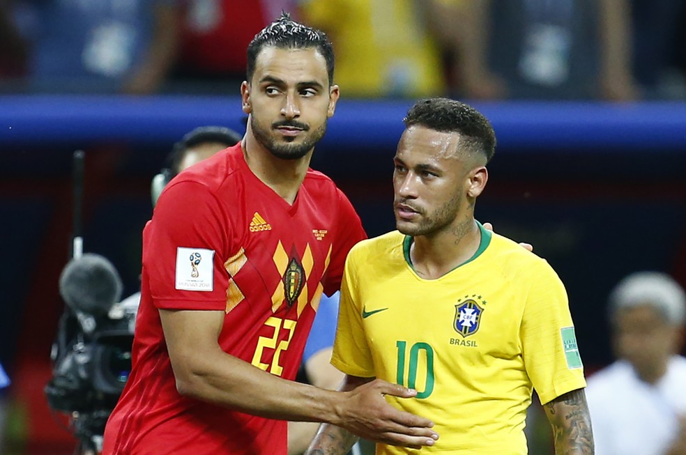 Chadli consola Neymar após a vitória belga sobre o Brasil (Foto: AFP)