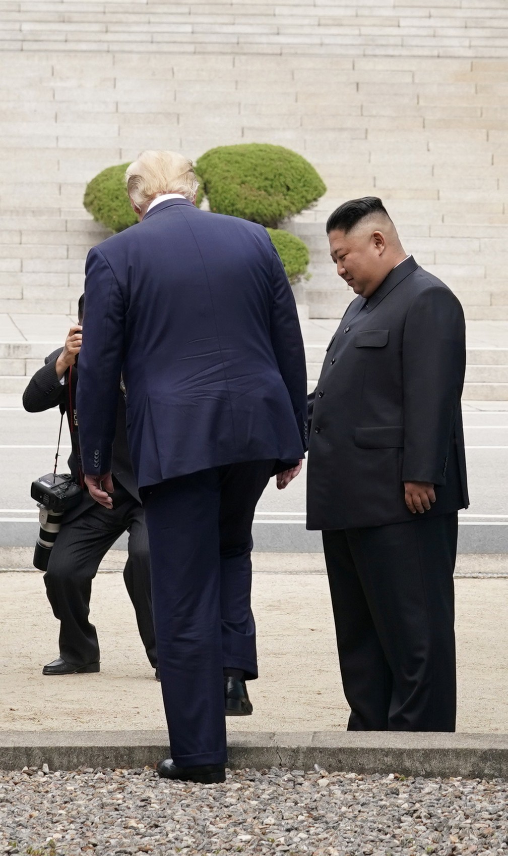Trump cruzou a fronteira intercoreano e se tornou o 1º presidente dos EUA a pisar na Coreia do Norte — Foto: REUTERS/Kevin Lamarque