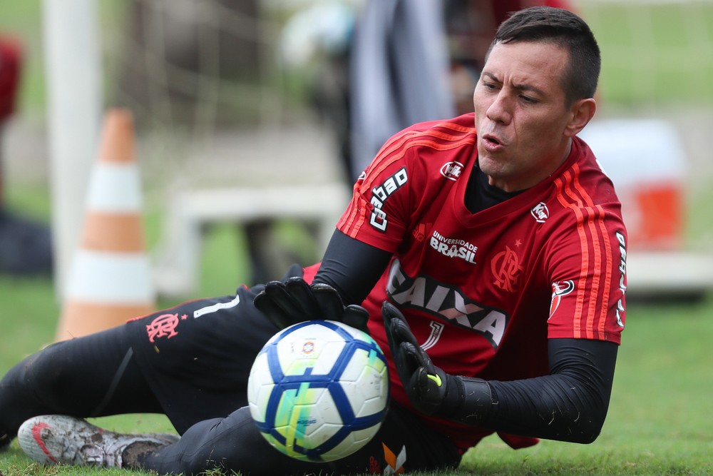 Lino cita meia como exemplo e critica atitude de Diego Alves: César não está ali de graça