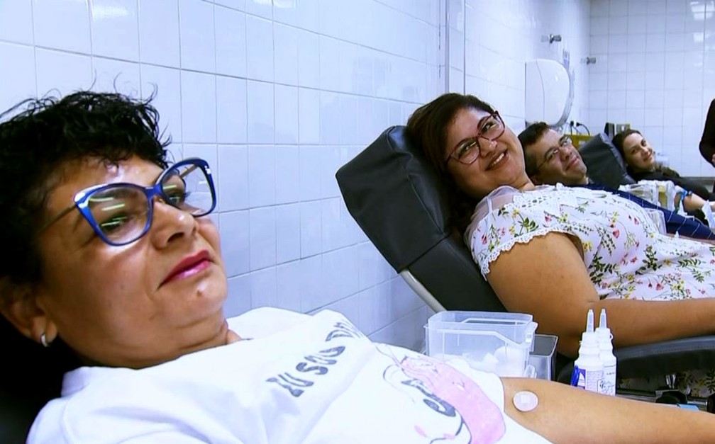 Rosa Vital de Oliveira ao lado das pessoas que, com ela, festejam seu aniversário no Hemocentro de Bauru: "Vou ajudar o próximo" — Foto: TV TEM/Reprodução