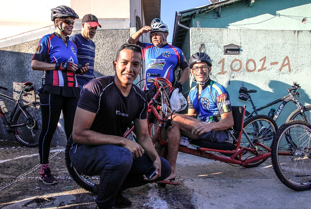 Felipe Daniel da Silva Paulino contou a história do amigo ao grupo de ciclistas — Foto: Fabio Rodrigues/G1