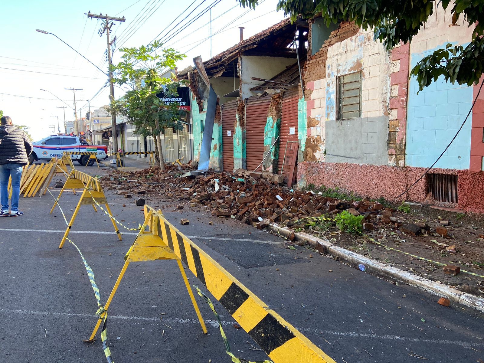 Imóveis começam a ser demolidos após desabamento no centro de Jaú