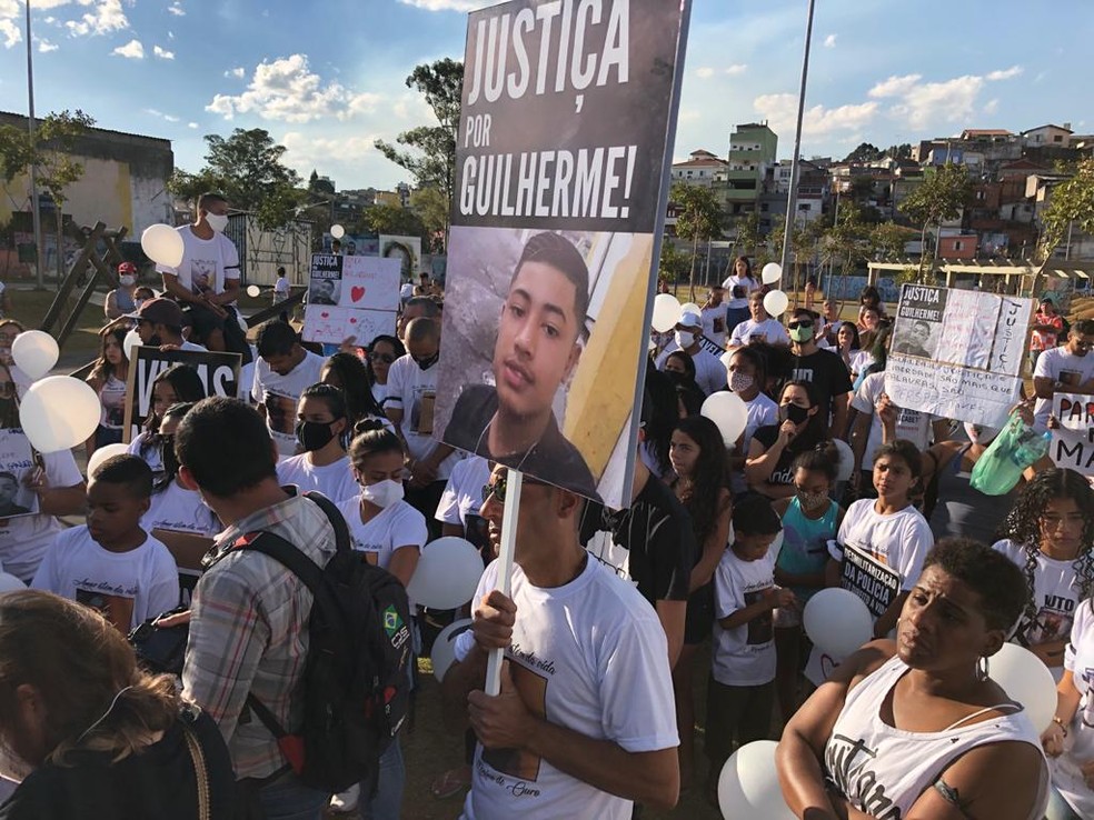 Grupo pede justiça por jovem morto por PM — Foto: Filipe Gonçalves/TV Globo