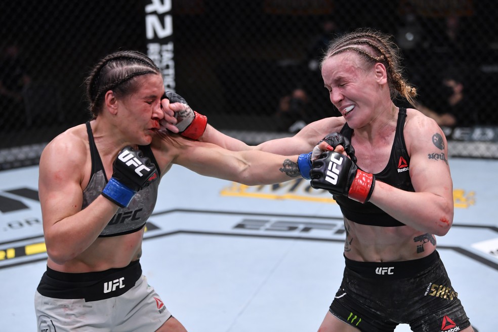 Jennifer Maia tentou, mas Valentina Shevchenko venceu no UFC 255 e manteve o cinturão — Foto: Jeff Bottari/Getty Images