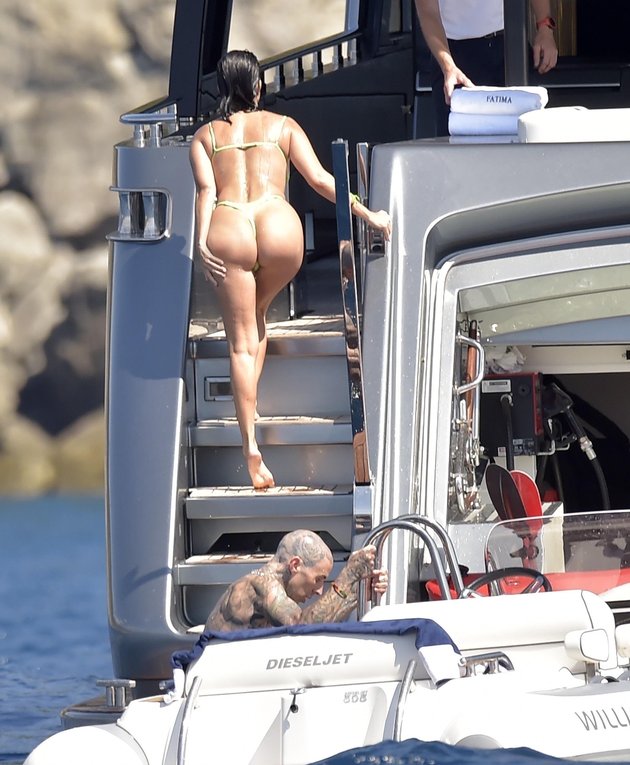 Photo © 2021 Backgrid UK/The Grosby GroupEXCLUSIVE PORTOFINO, ITALY  - 31 AUGUST 2021 Kourtney Kardashian and her boyfriend Travis Barker continue their passionate Italian getaway.  The loved up couple enjoyed a day out on a yacht around Sestri Leva (Foto: Backgrid UK/The Grosby Group)