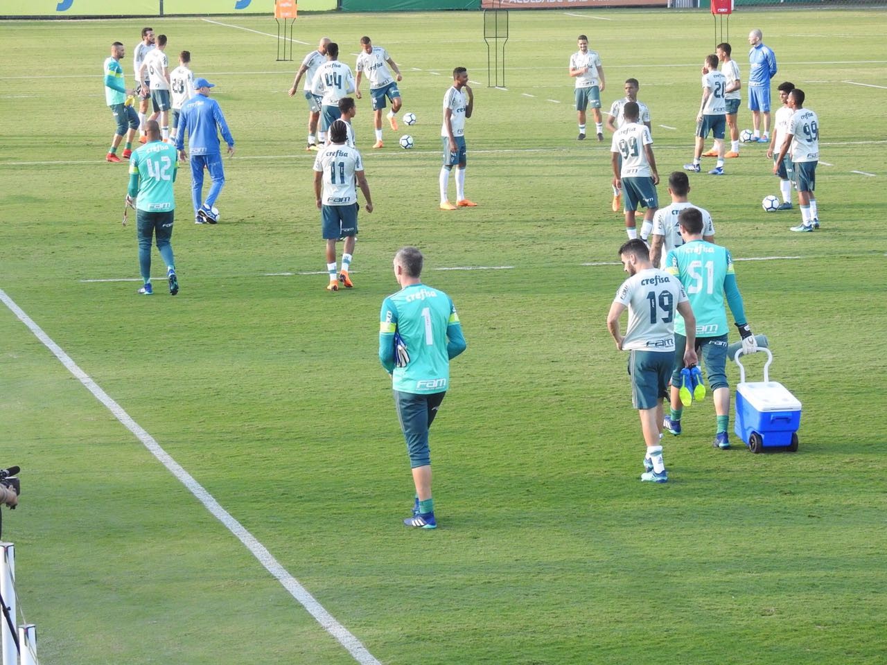 Gabriel Jesus visita CT e Palmeiras fecha preparação para confronto deste sábado