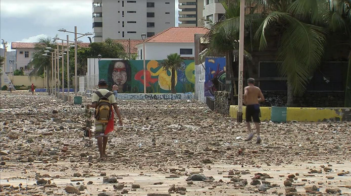 Calçadão da Avenida Beira Mar ficou coberta de areia. (Foto: Reprodução/TV Verdes Mares)