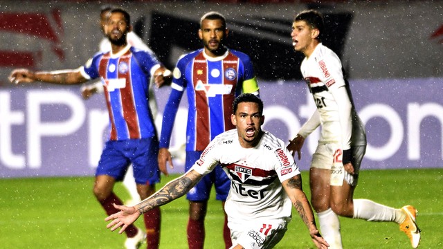 Luciano comemora gol do São Paulo contra o Bahia