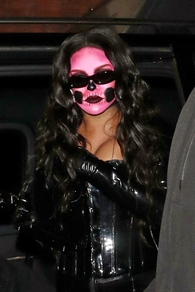 Rihanna aposta em look sexy para festa de Halloween (Foto: Backgrid)