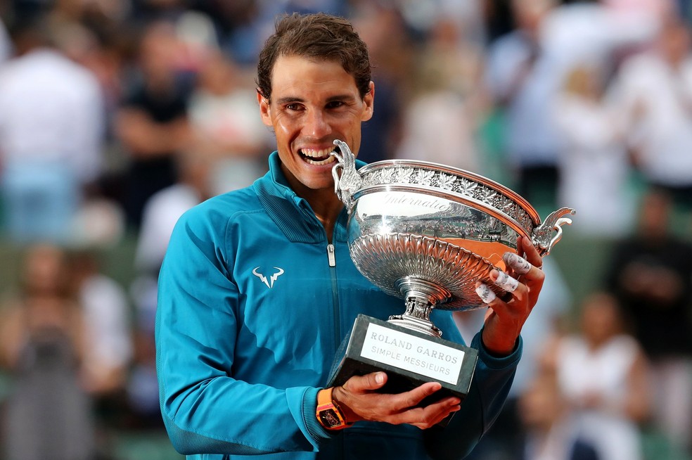 Rafael Nadal com o troféu de Roland Garros após derrotar o austríaco Dominic Thiem na final — Foto: Reuters