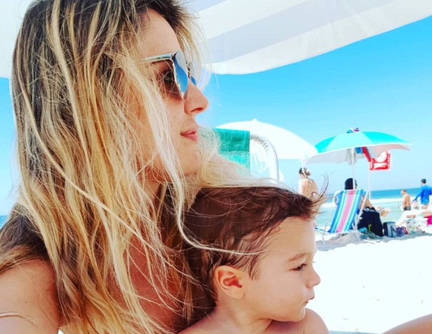 Rafa Brites na praia com o filho Rocco (Foto: reprodução instagram)