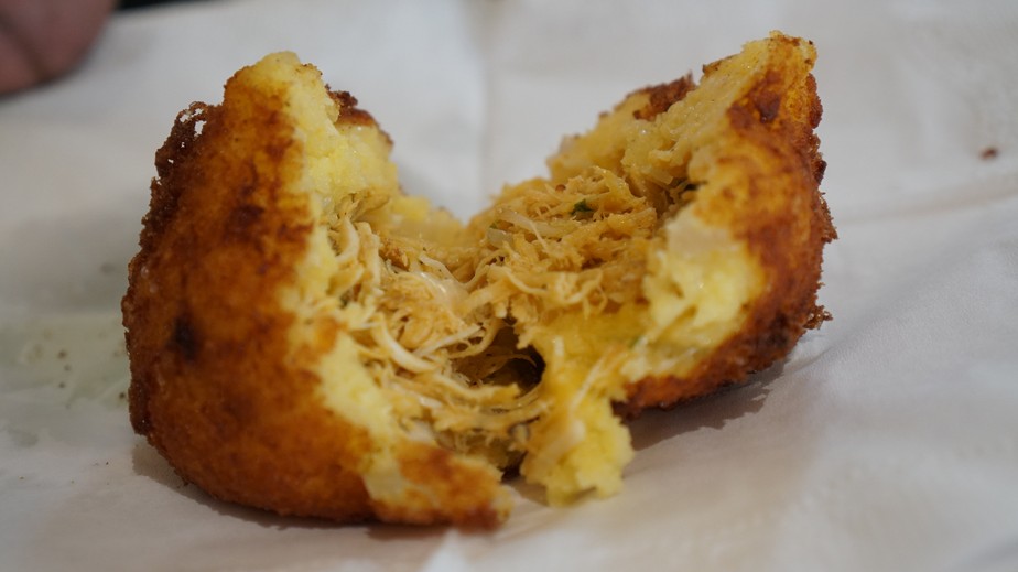 Saborosa coxinha de galinha com polenta cremosa. Veja como ...