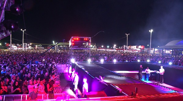 Multidao Lota Patio Ana Das Carrancas Na Primeira Noite Do Sao Joao De Petrolina Arraia No Sertao 2018 G1 Ícone multidão no estilo ios. multidao lota patio ana das carrancas