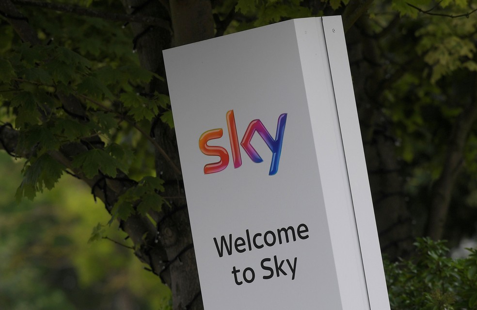 O logotipo do Sky Ã© visto fora de uma entrada para escritÃ³rios e estÃºdios no oeste de Londres (Foto: Toby Melville /File Photo/Reuters)