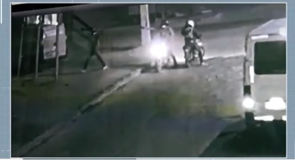 Mesmo sem reagir à abordagem, vítima foi baleada (Foto: Reprodução/ TV Bahia)