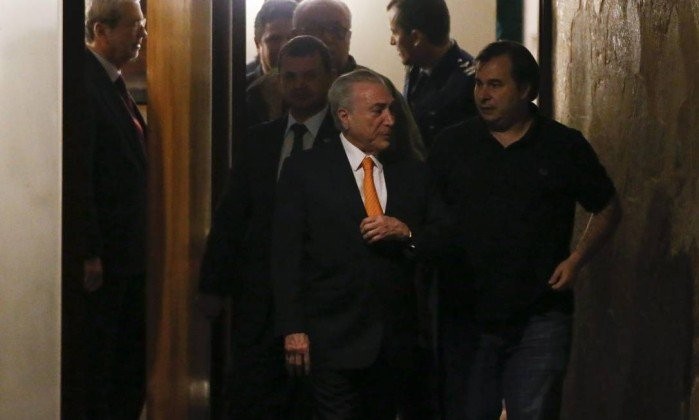 O presidente Michel Temer deixa a residência oficial do presidente da Câmara, Rodrigo Maia, após jantar com ministros e lideranças (Foto: André Coelho / Agência O Globo )