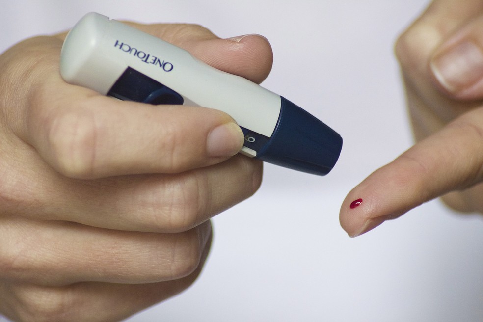 Diabetes: taxas elevadas de glicose provocam danos ao DNA das cÃ©lulas, alÃ©m de interferir em seu reparo â€” Foto: https://commons.wikimedia.org/wiki/Category:Blood_sugar_level#/media/File:Testing_Blood_Sugar_Levels.jpg