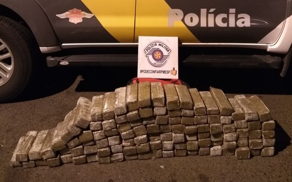 Droga foi localizada dentro de pneus durante abordagem em Tarabai (Foto: Polícia Militar/Cedida)