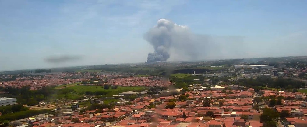 Coluna de fumaça de incêndio na EMS pode ser vista de longe — Foto: Reprodução/EPTV