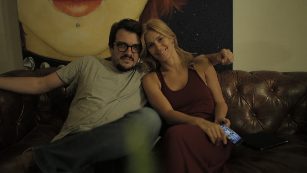 Rodrigo Teixeira e Carolina Dieckmann no set de 'O silêncio do céu' (Foto: Divulgação)