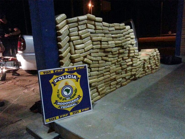 Polícia apreende 300 quilos de maconha na Fernão Dias. (Foto: Polícia Rodoviária Federal)