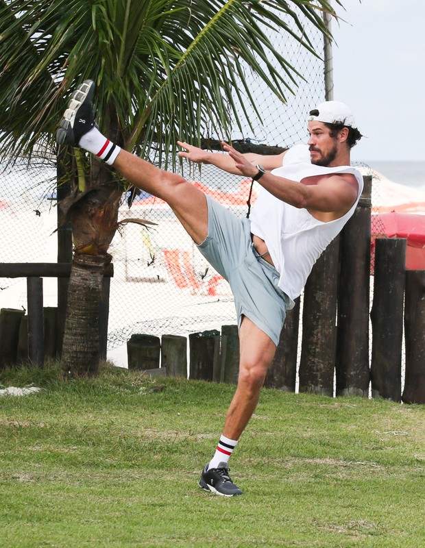 José Loreto  treina capoeira ao ar livre no Rio (Foto: AgNews)