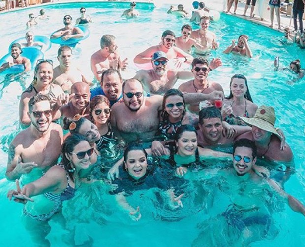 Maiara e Maraísa curtem piscina em festa (Foto: Reprodução/Instagram)