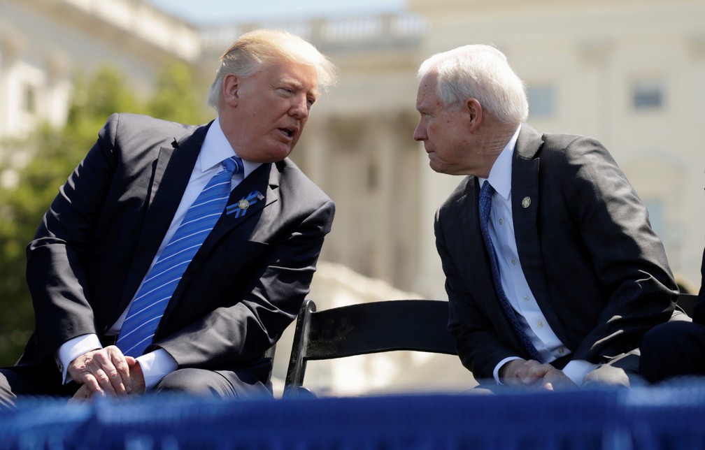 Jeff Sessions com Donald Trump em foto de 2017 â€” Foto: Kevin Lamarque/Reuters