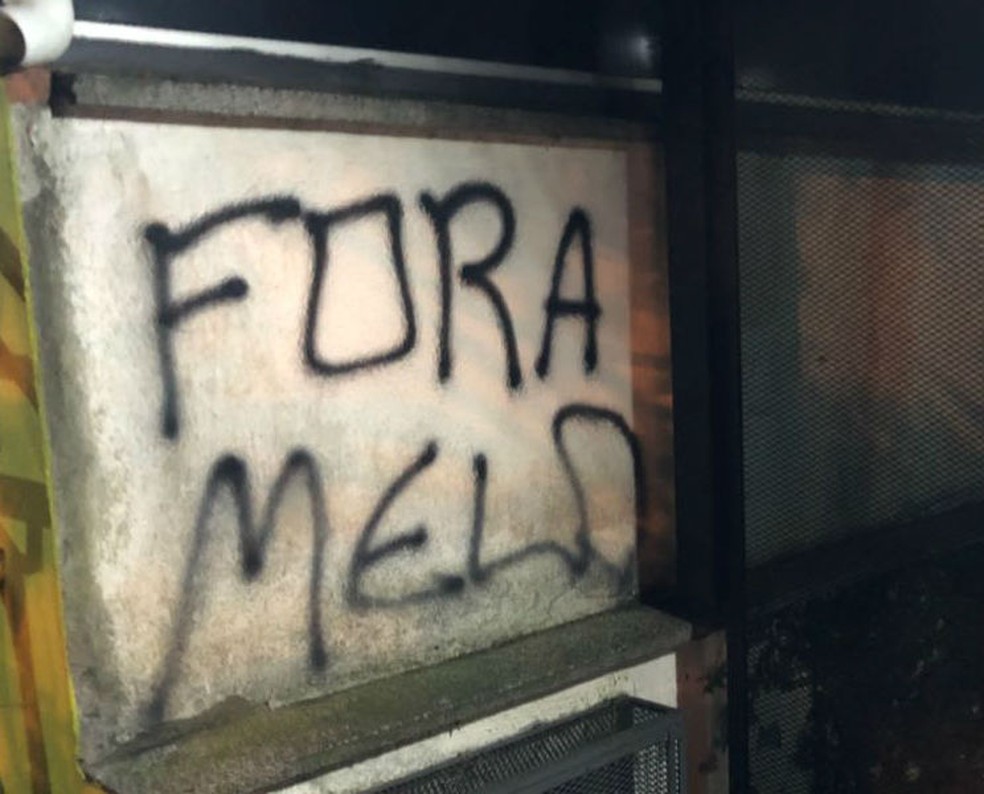 Torcida protesta contra dirigente do Inter  (Foto: Mateus Marques )